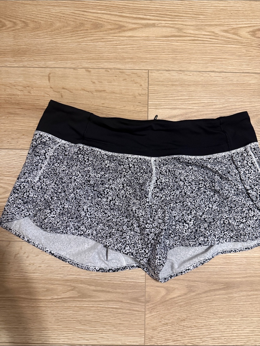Lululemon Run Time Black/White
Geo Pull On Shorts Women's Size 10